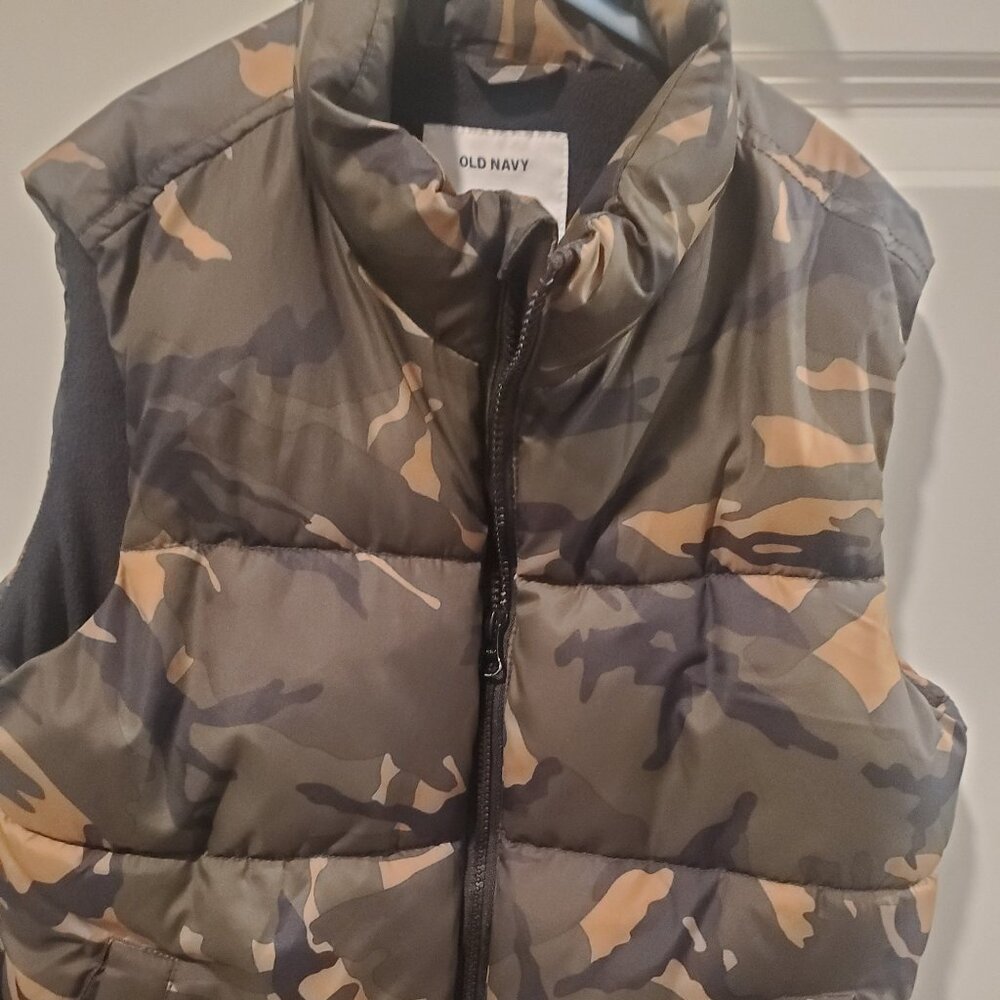 Kids Old Navy camo puffy vest